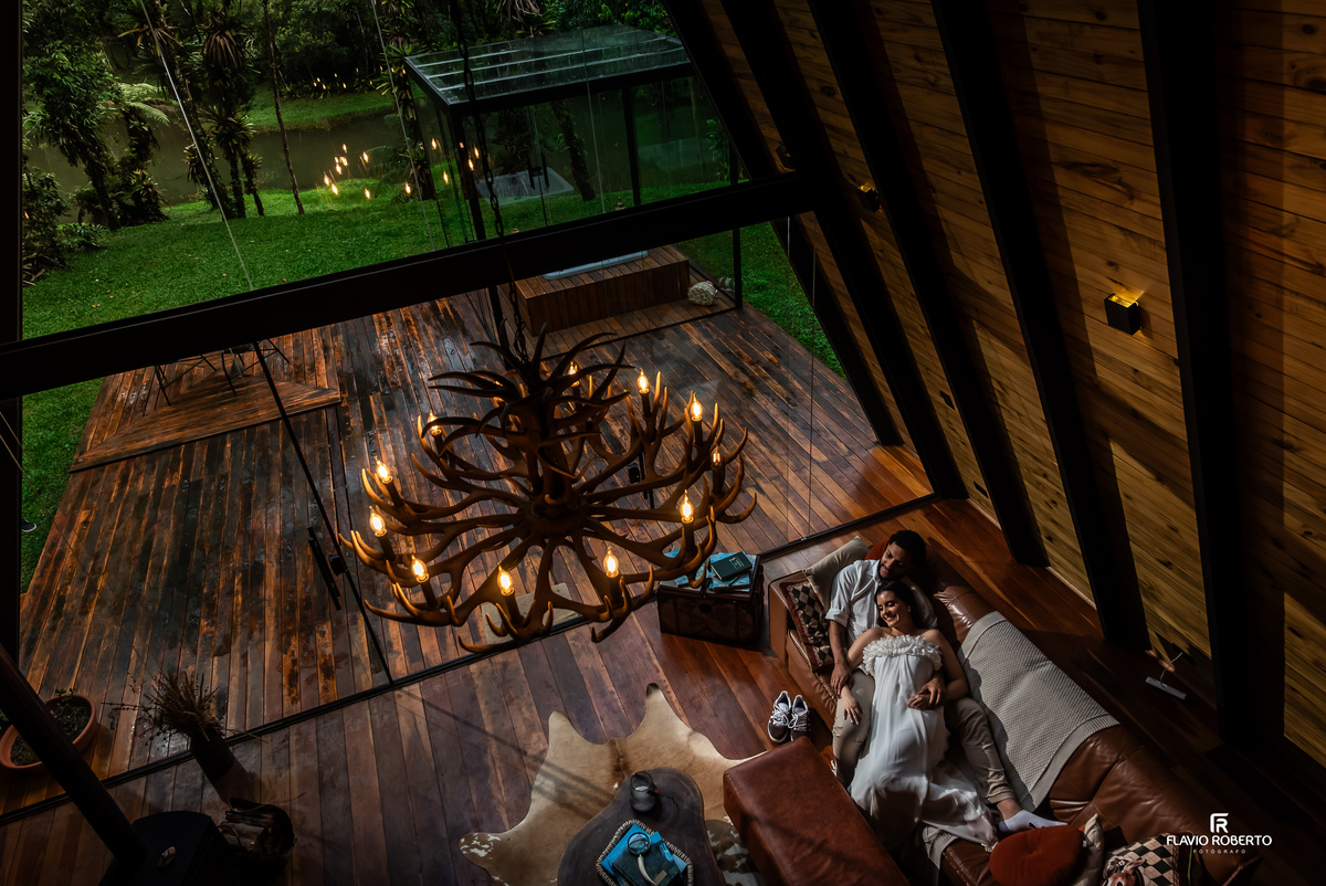 casal sentado no sofá da cabana durante ensaio pre wedding na Lake View Cabanas em São Francisco Xavier