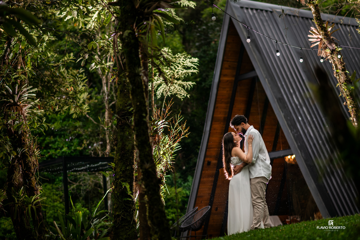 pre wedding romântico do casal sentado na cabana na Lake View Cabanas em São Francisco Xavier na Serra da Mantiqueira