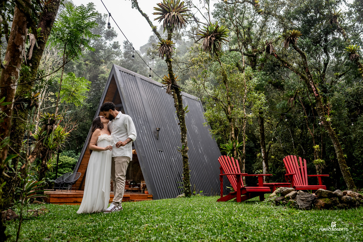 casal se abraçando durante ensaio pre wedding na natureza em São Francisco Xavier na Serra da Mantiqueira