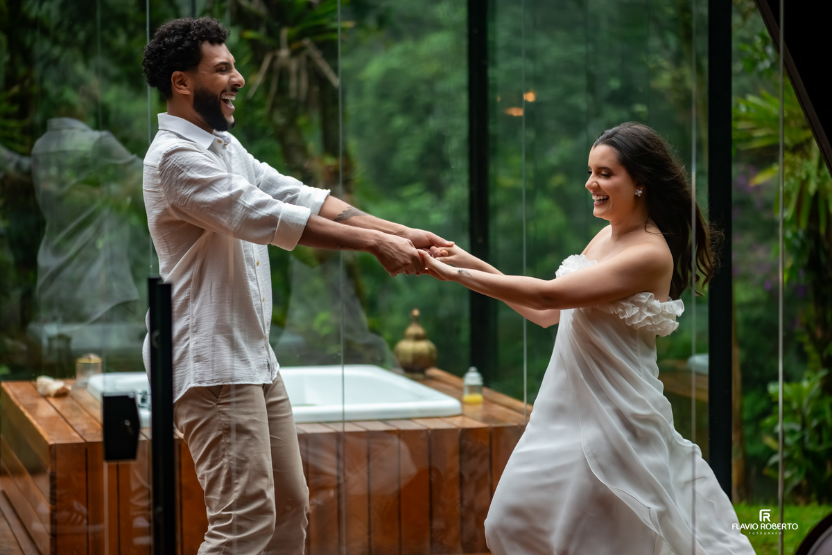casal dançando durante ensaio pre wedding na Lake View Cabanas em São Francisco Xavier
