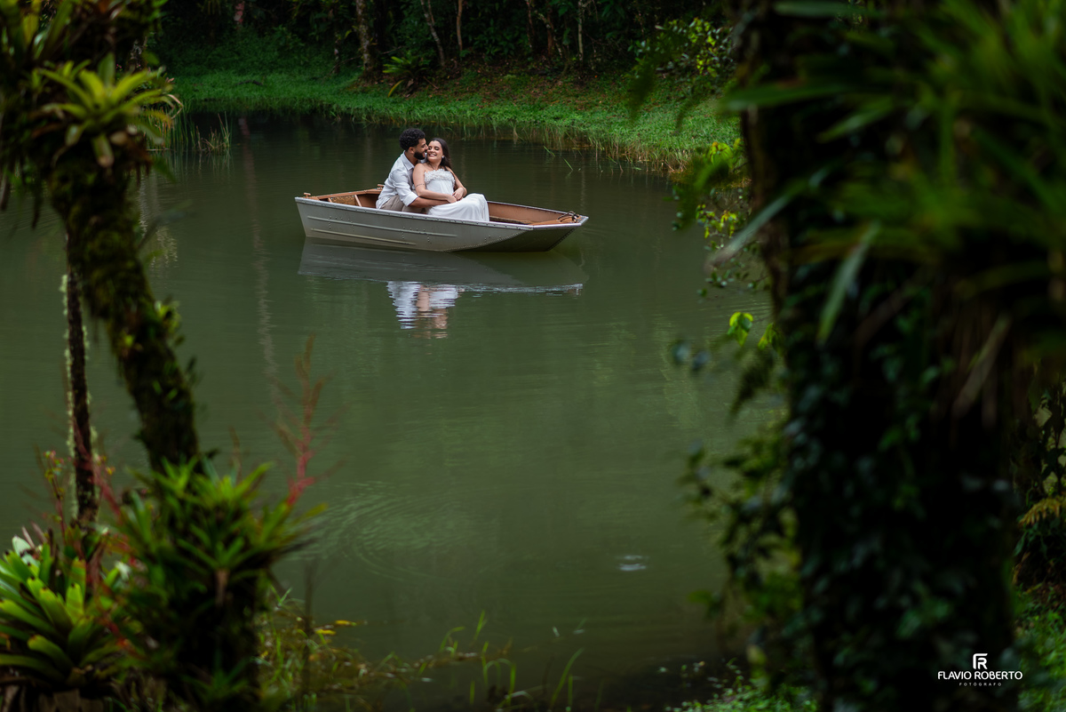 pre wedding do casal em barquinho no lago da Lake View Cabanas em São Francisco Xavier na Serra da Mantiqueira