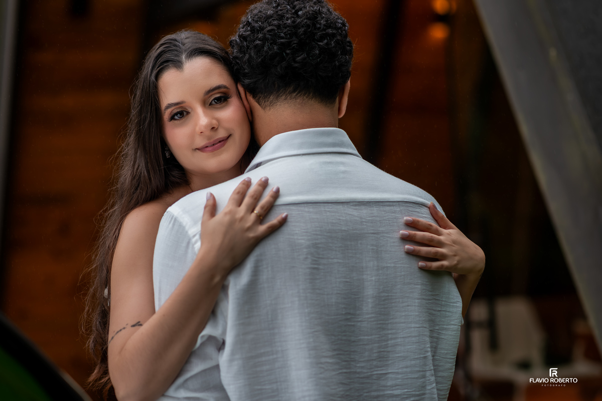 casal se abraçando durante ensaio pre wedding na natureza em São Francisco Xavier na Serra da Mantiqueira