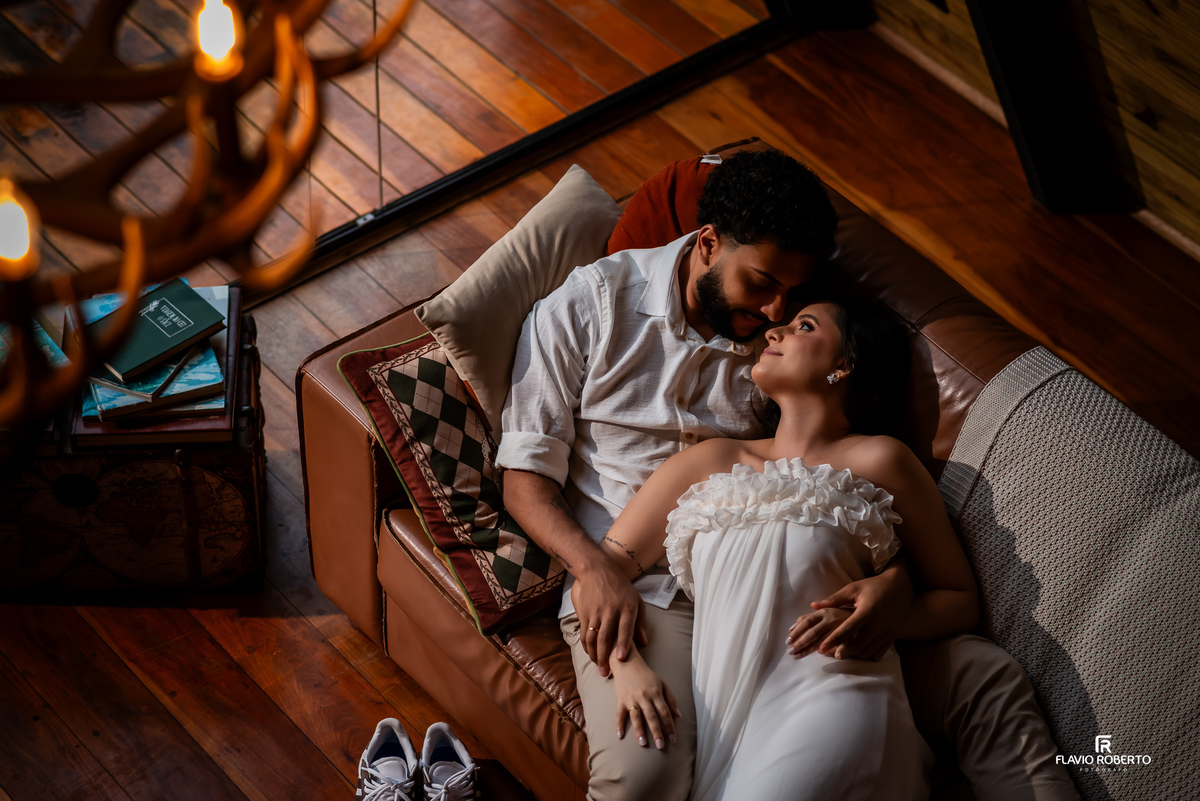 ensaio pre wedding do casal no sofá da cabana em São Francisco Xavier na Serra da Mantiqueira