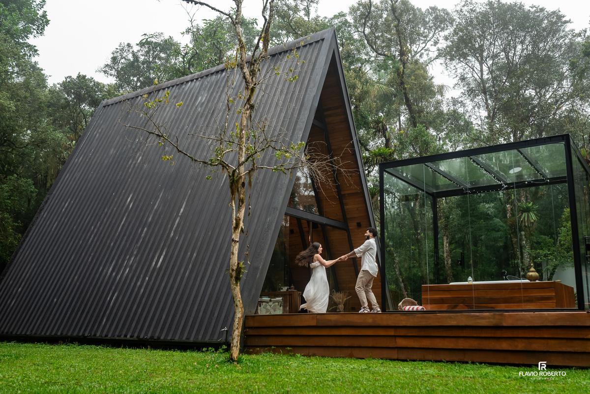 pre wedding romântico do casal sentado na cabana na Lake View Cabanas em São Francisco Xavier na Serra da Mantiqueira