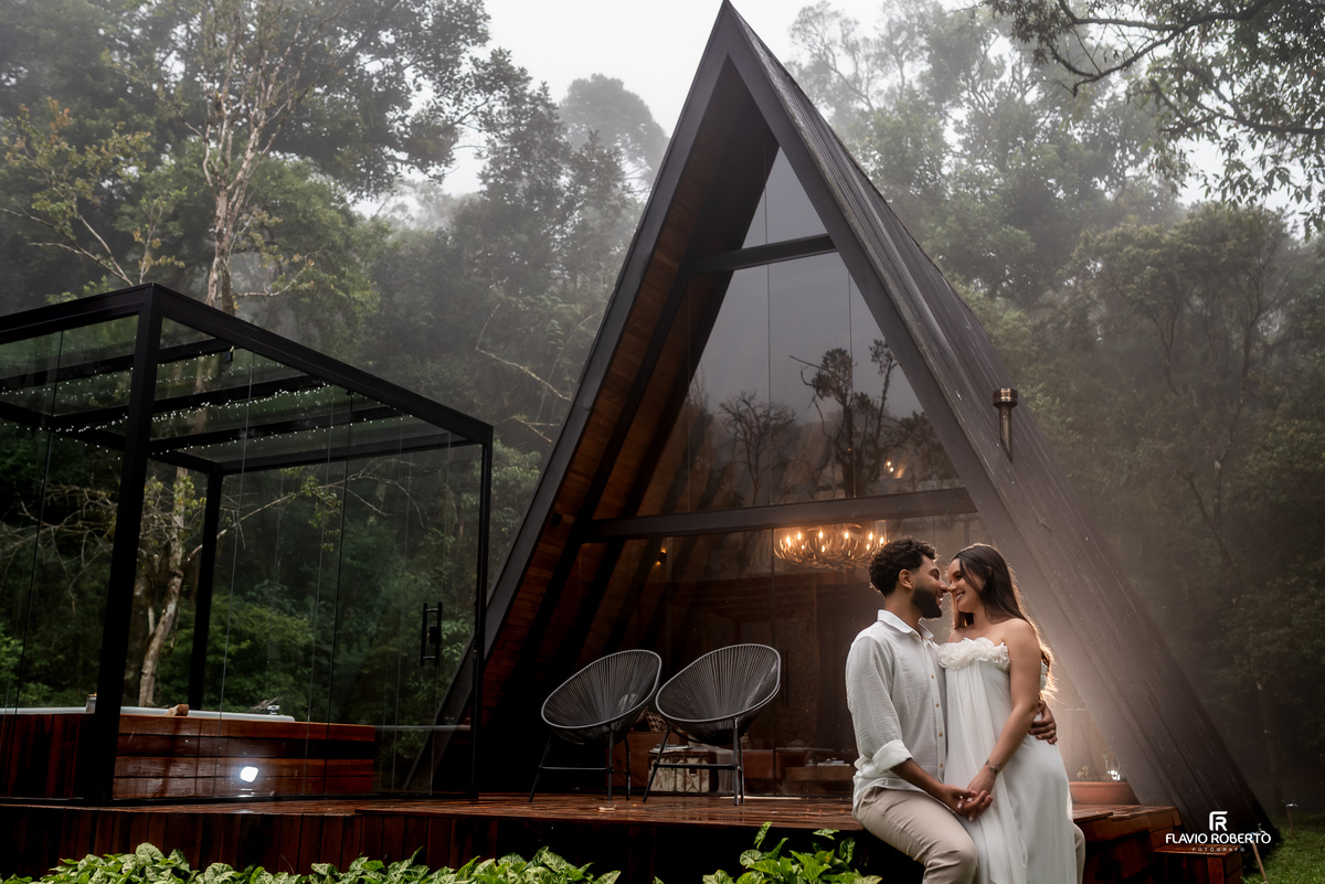 pre wedding romântico do casal sentado na cabana na Lake View Cabanas em São Francisco Xavier na Serra da Mantiqueira