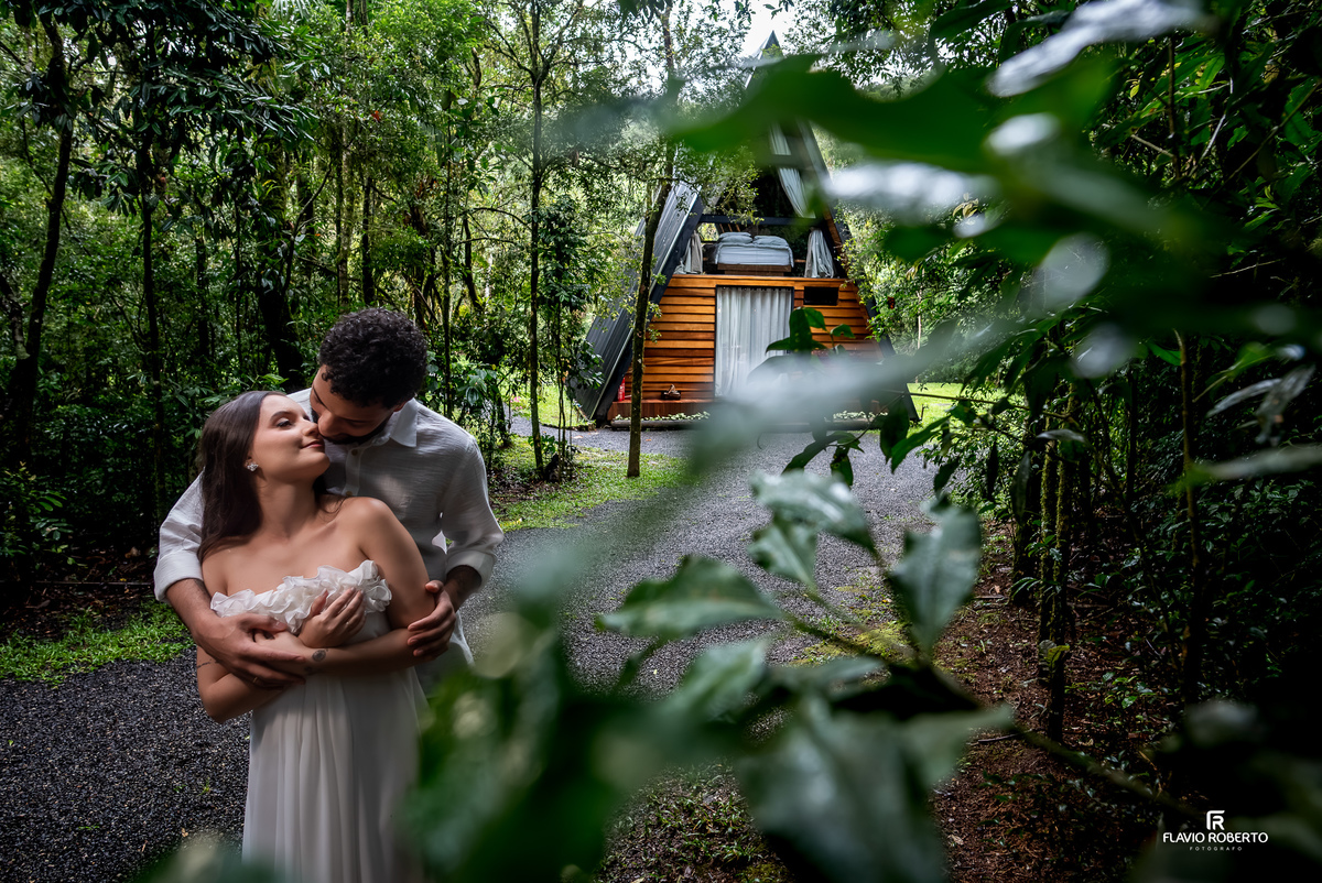 casal se abraçando durante ensaio pre wedding na natureza em São Francisco Xavier na Serra da Mantiqueira