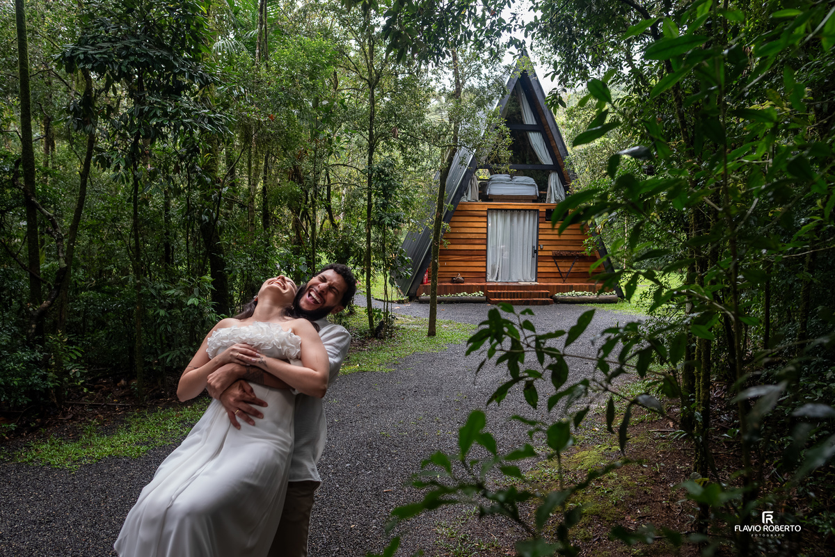 casal se abraçando durante ensaio pre wedding na natureza em São Francisco Xavier na Serra da Mantiqueira