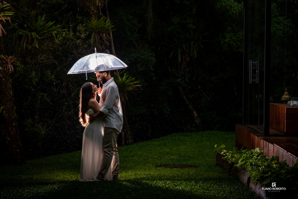 ensaio pre wedding do casal em frente à cabana na chuva na Lake View Cabanas em São Francisco Xavier