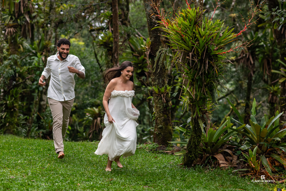 casal caminhando durante ensaio pre wedding na Lake View Cabanas em São Francisco Xavier na Serra da Mantiqueira