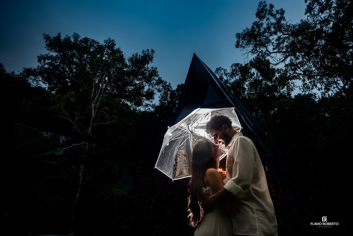 ensaio pre wedding do casal em frente à cabana na chuva na Lake View Cabanas em São Francisco Xavier