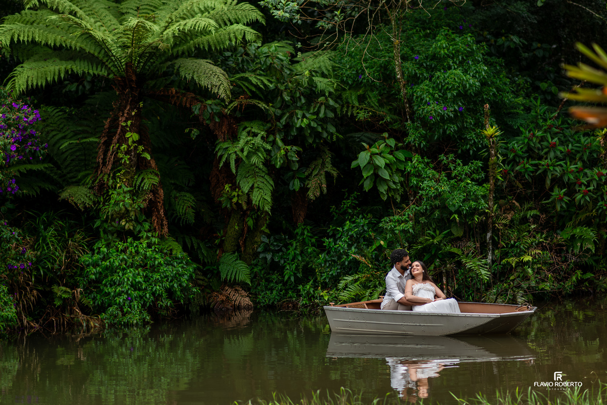 ensaio pre wedding romântico em lago com barquinho na Lake View Cabanas em São Francisco Xavier