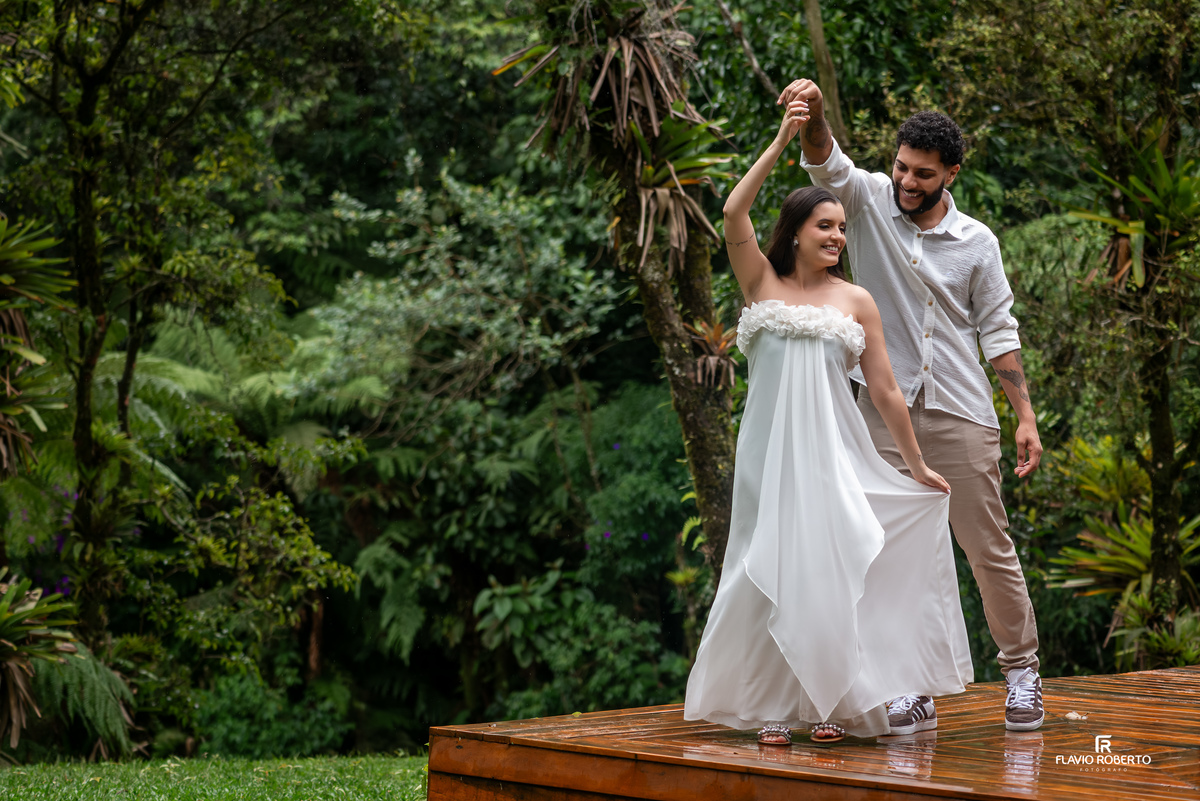 casal dançando durante ensaio pre wedding na Lake View Cabanas em São Francisco Xavier