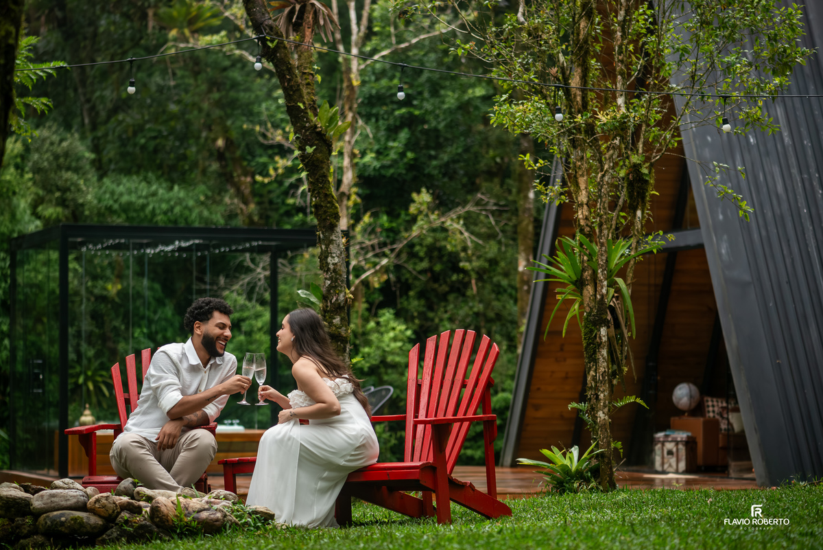 casal tomando vinho durante ensaio pre wedding na frente da cabana na Lake View Cabanas em São Francisco Xavier