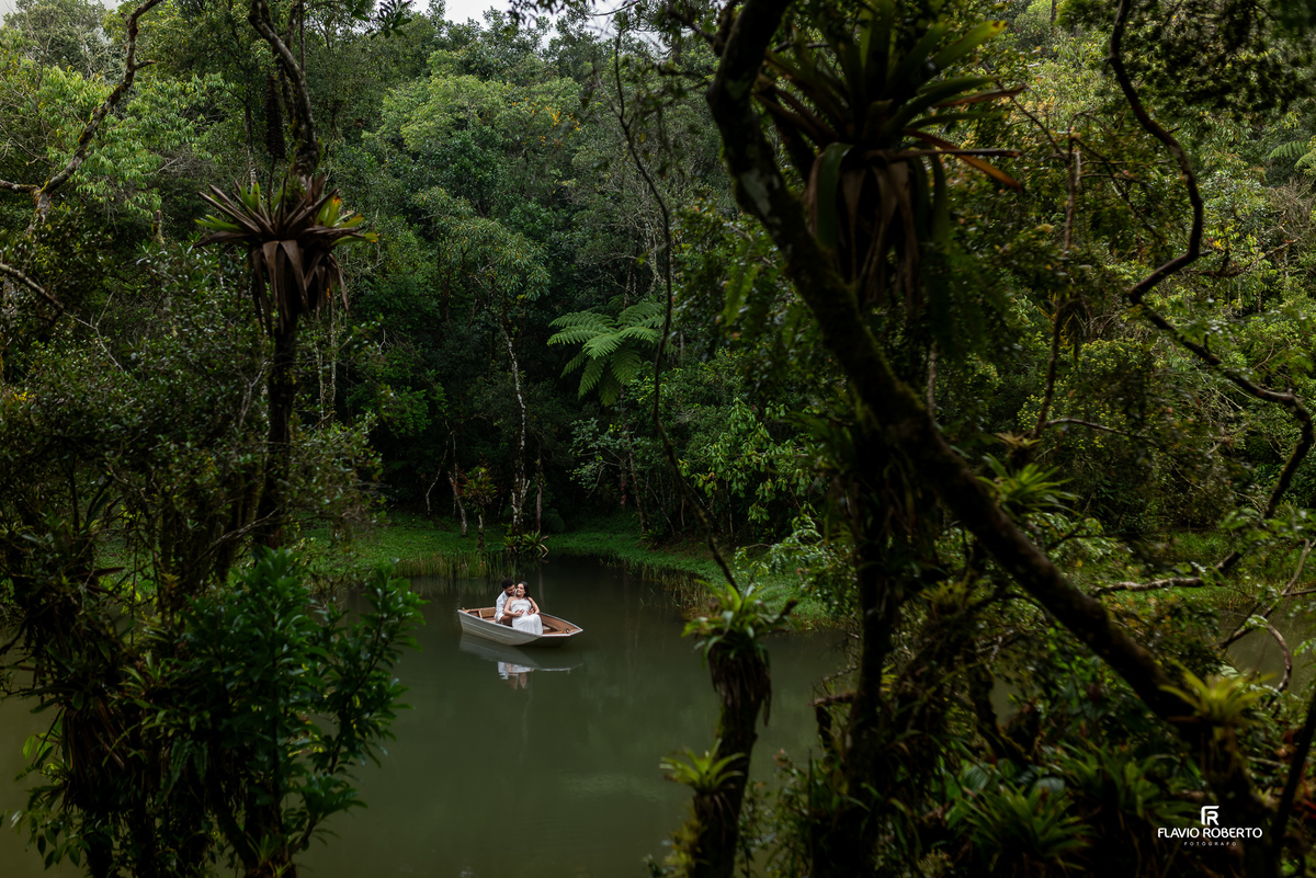 pre wedding do casal em barquinho no lago da Lake View Cabanas em São Francisco Xavier na Serra da Mantiqueiraensaio pre wedding romântico em lago com barquinho na Lake View Cabanas em São Francisco Xavier