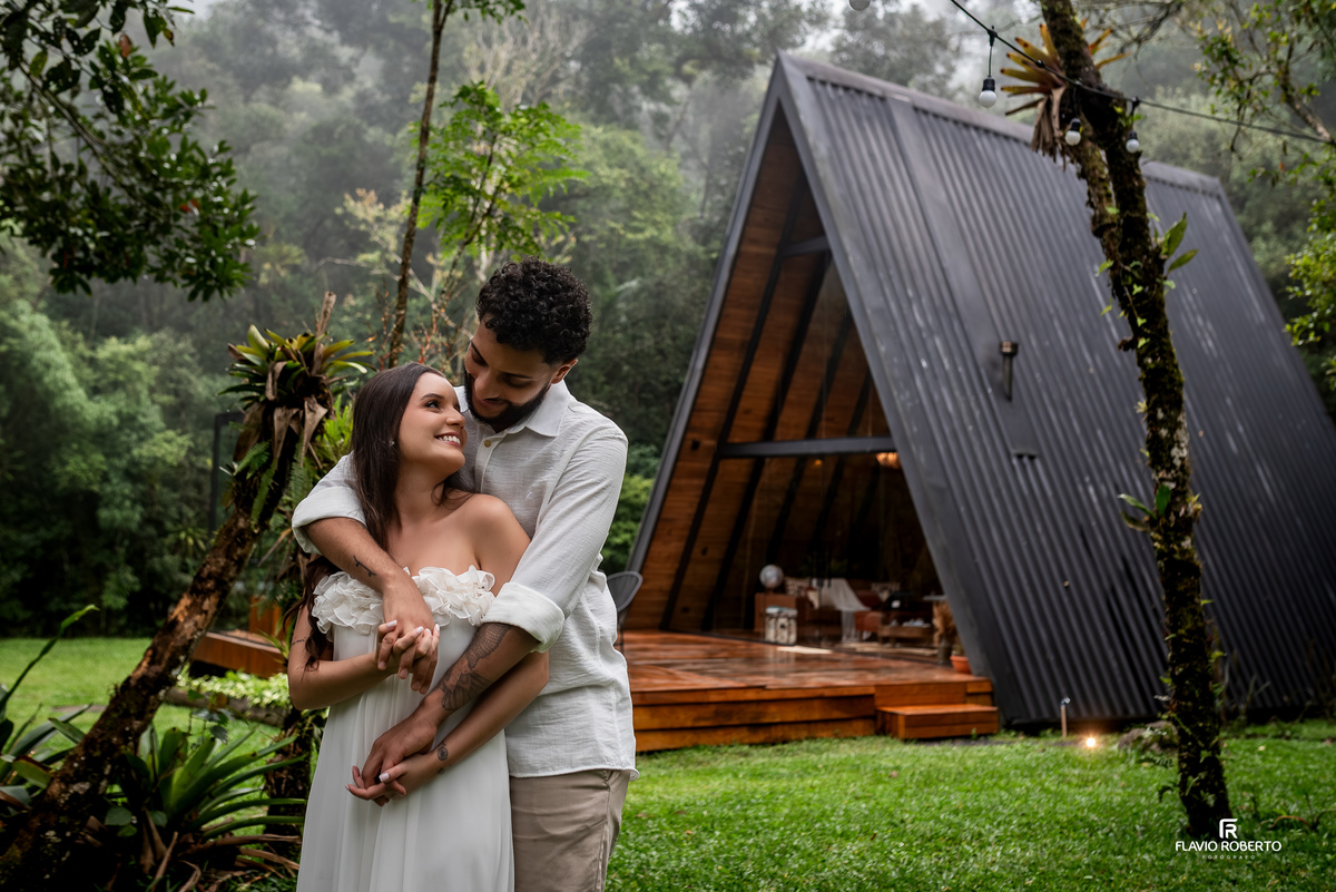 pre wedding romântico do casal sentado na cabana na Lake View Cabanas em São Francisco Xavier na Serra da Mantiqueira