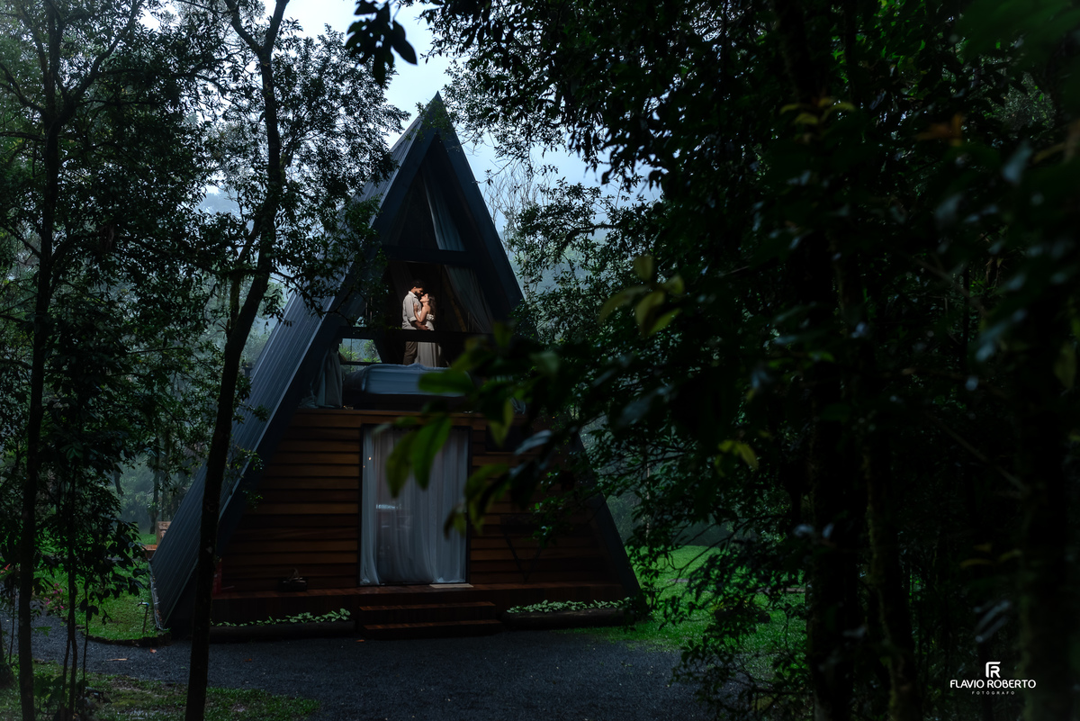 casal deitado na cama durante ensaio pre wedding em cabana na Lake View Cabanas em São Francisco Xaviercasal se divertindo durante ensaio pre wedding em cabana na Serra da Mantiqueira em São Francisco Xavier