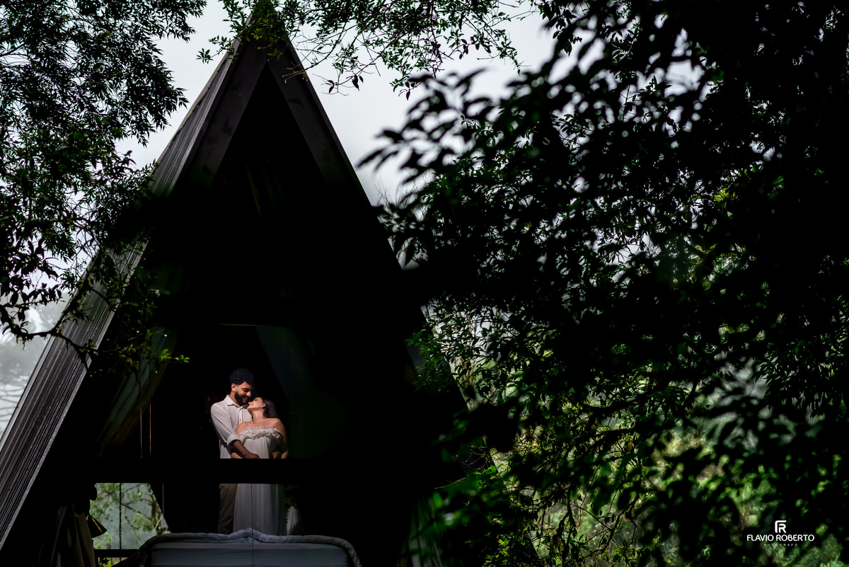 casal se divertindo durante ensaio pre wedding em cabana na Serra da Mantiqueira em São Francisco Xavier