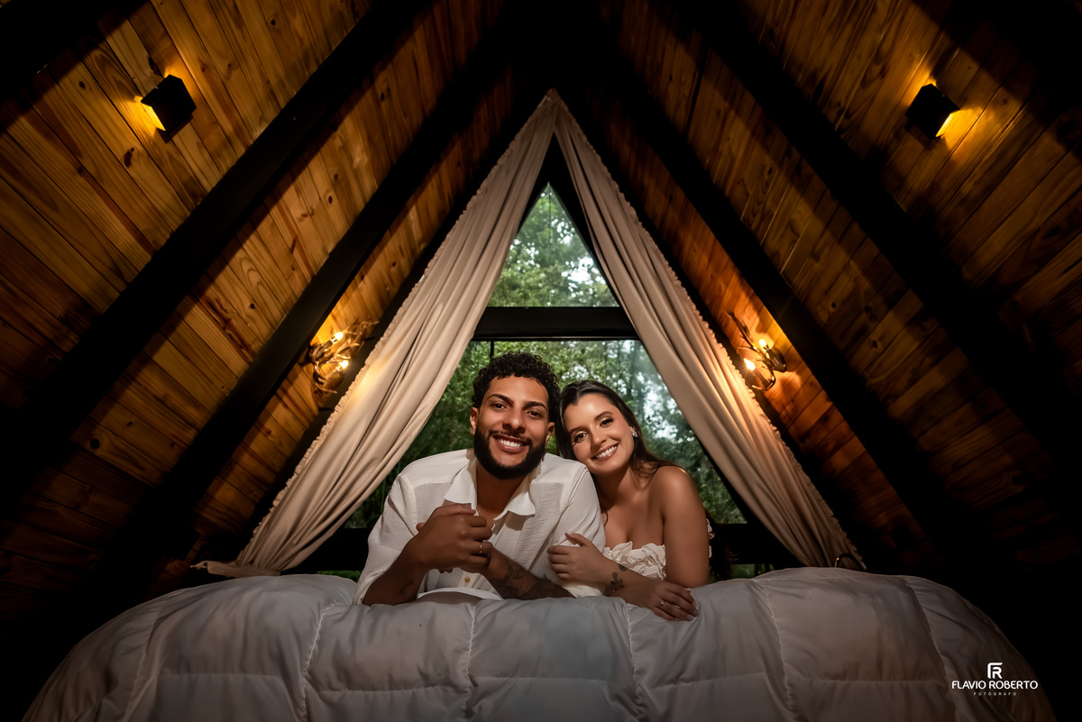 ensaio pre wedding do casal deitado na cama da cabana na Serra da Mantiqueira em São Francisco Xavier