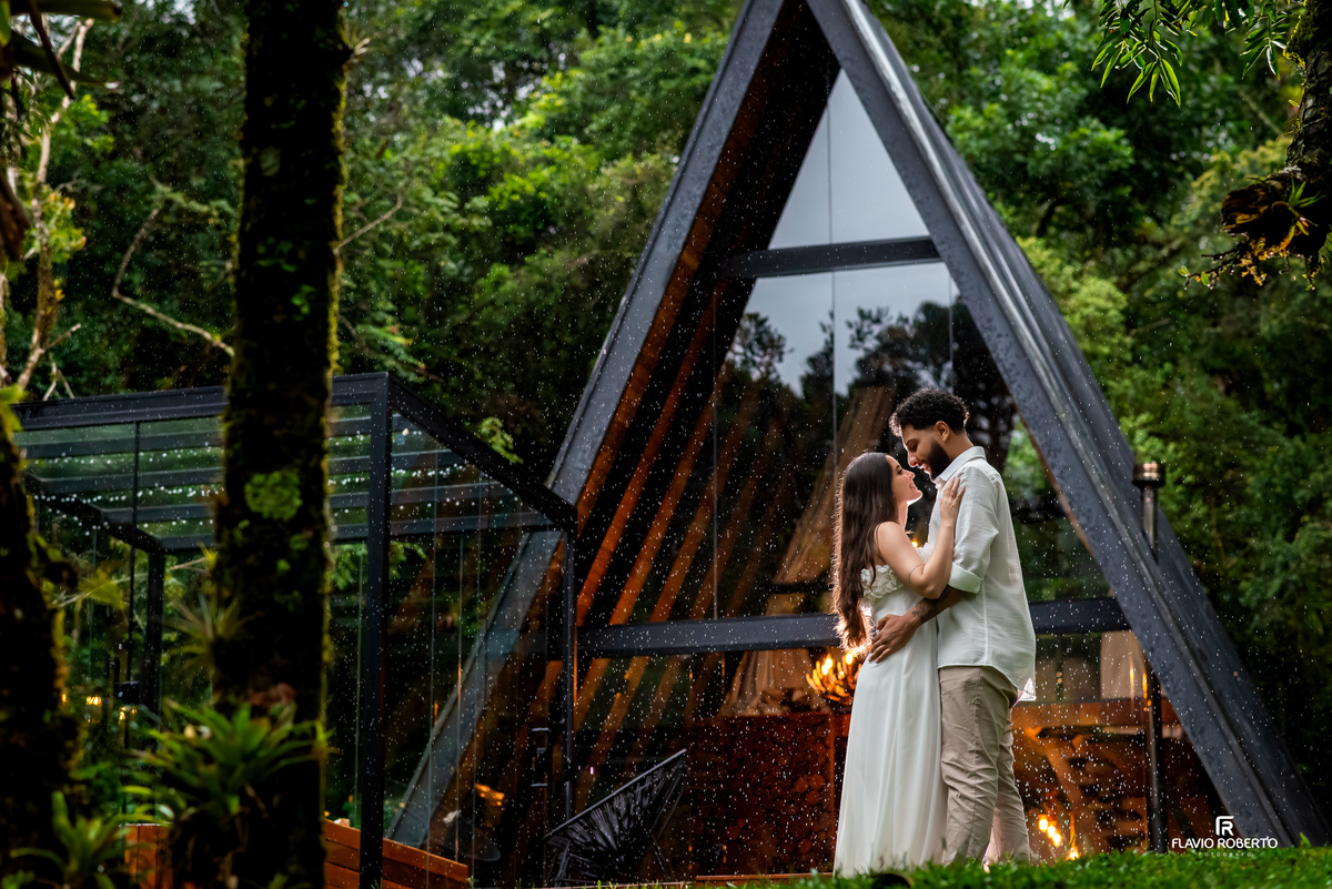 ensaio pre wedding do casal em frente à cabana na Lake View Cabanas em São Francisco Xavier na Serra da Mantiqueira