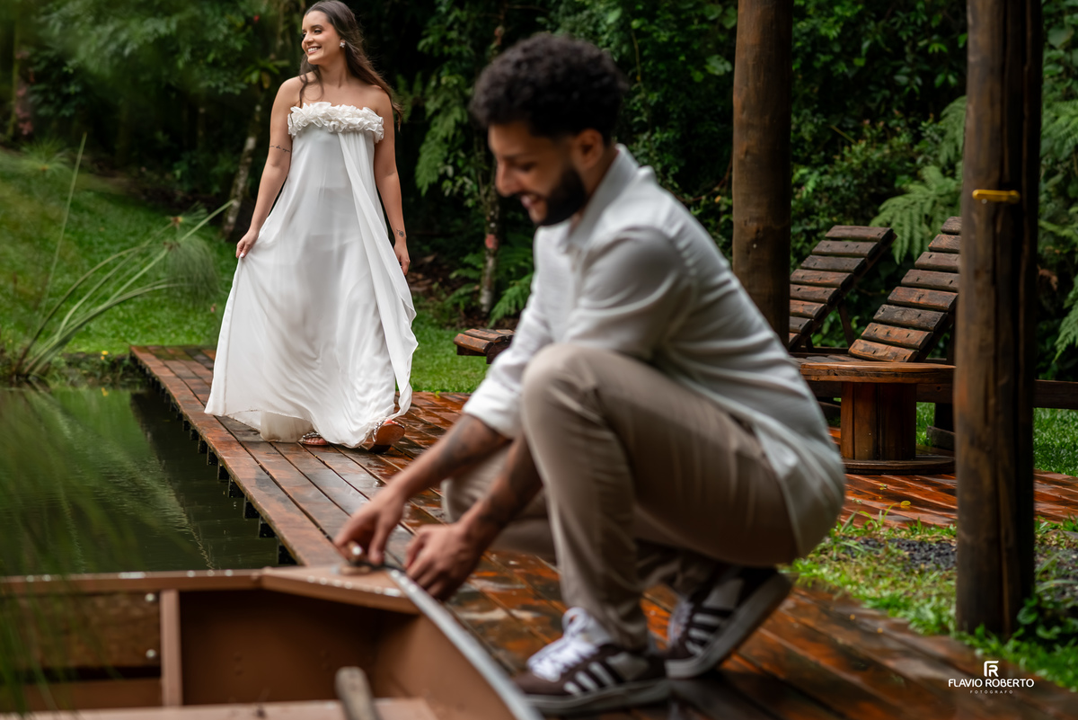 casal se divertindo durante ensaio pre wedding em cabana na Serra da Mantiqueira em São Francisco Xavier