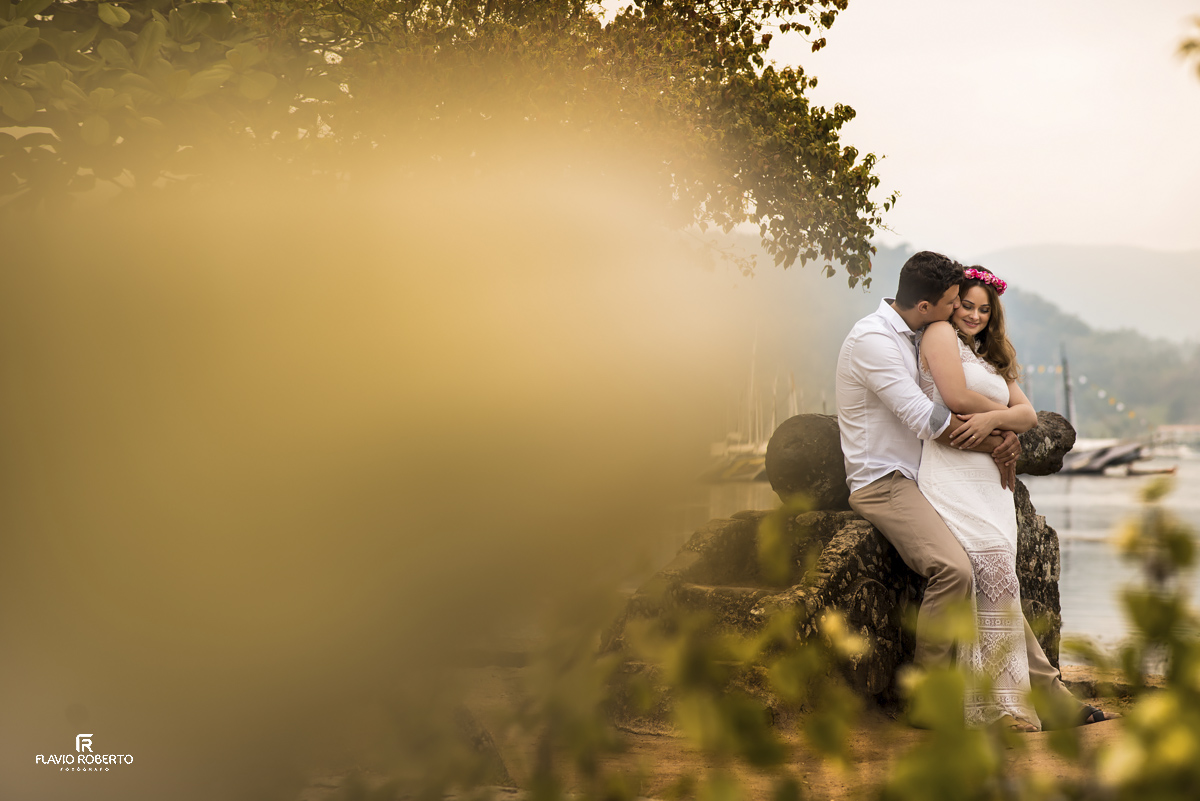 Casal no barco durante Ensaio Pre Wedding em Paraty