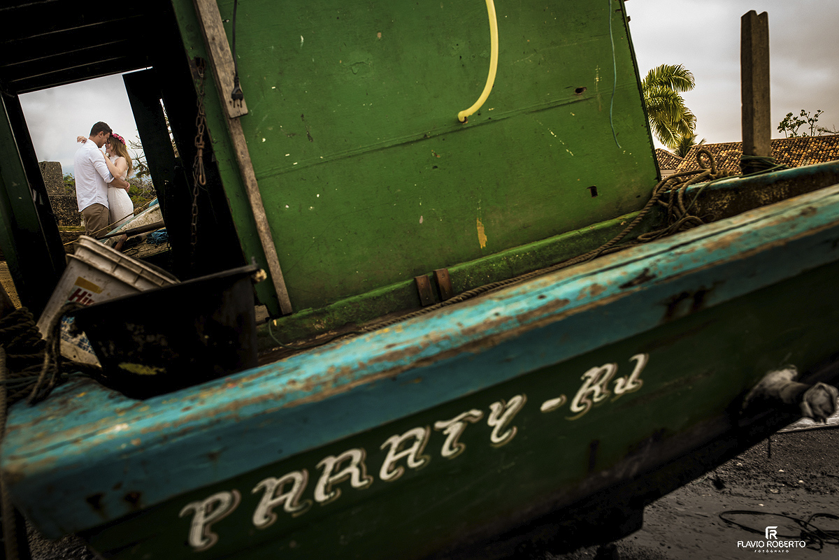 casal namorando na praia durante Ensaio Pre Wedding em Paraty