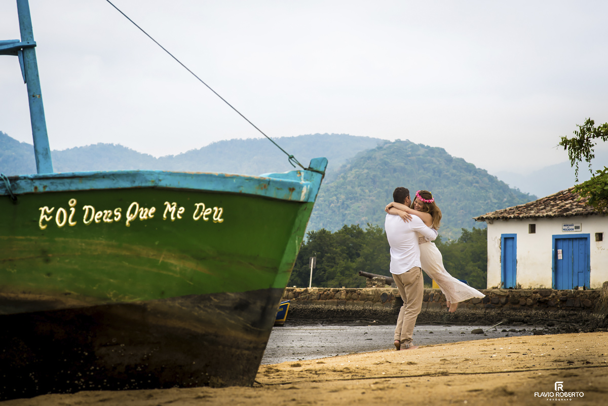 casal se abraçando do lado do barco durante Ensaio Pre Wedding em Paraty