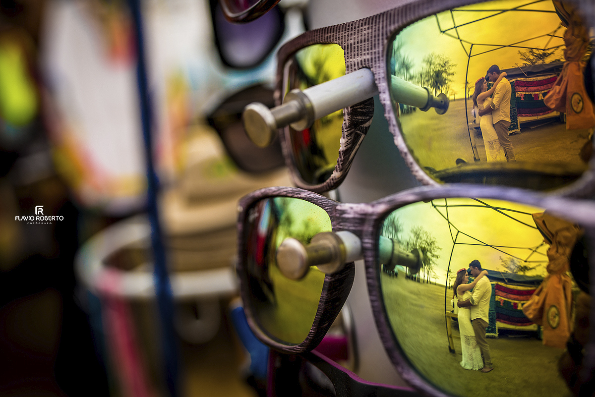 reflexo do casal nos óculos durante Ensaio Pre Wedding em Paraty