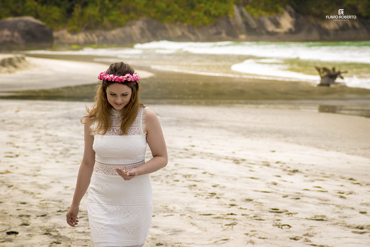 noiva caminhando na Praia durante Ensaio Pre Wedding em Ubatuba