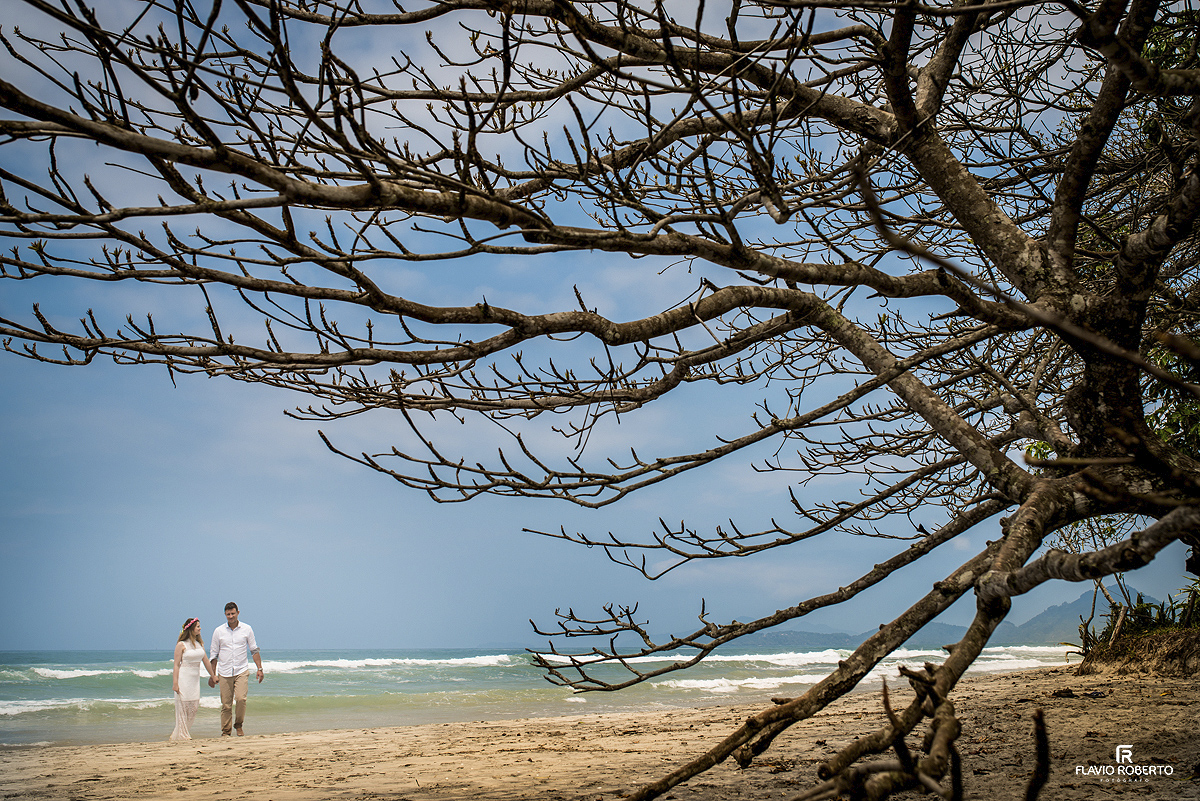 noivos na praia durante Ensaio Pre Wedding em Ubatuba