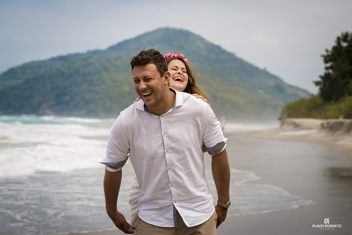 noivos brincando na praia durante Ensaio Pre Wedding em Paraty