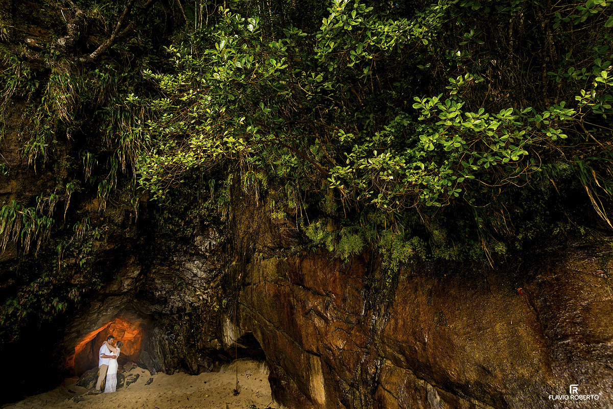 Noivos na Gruta que chora durante Ensaio Pre Wedding em Ubatuba