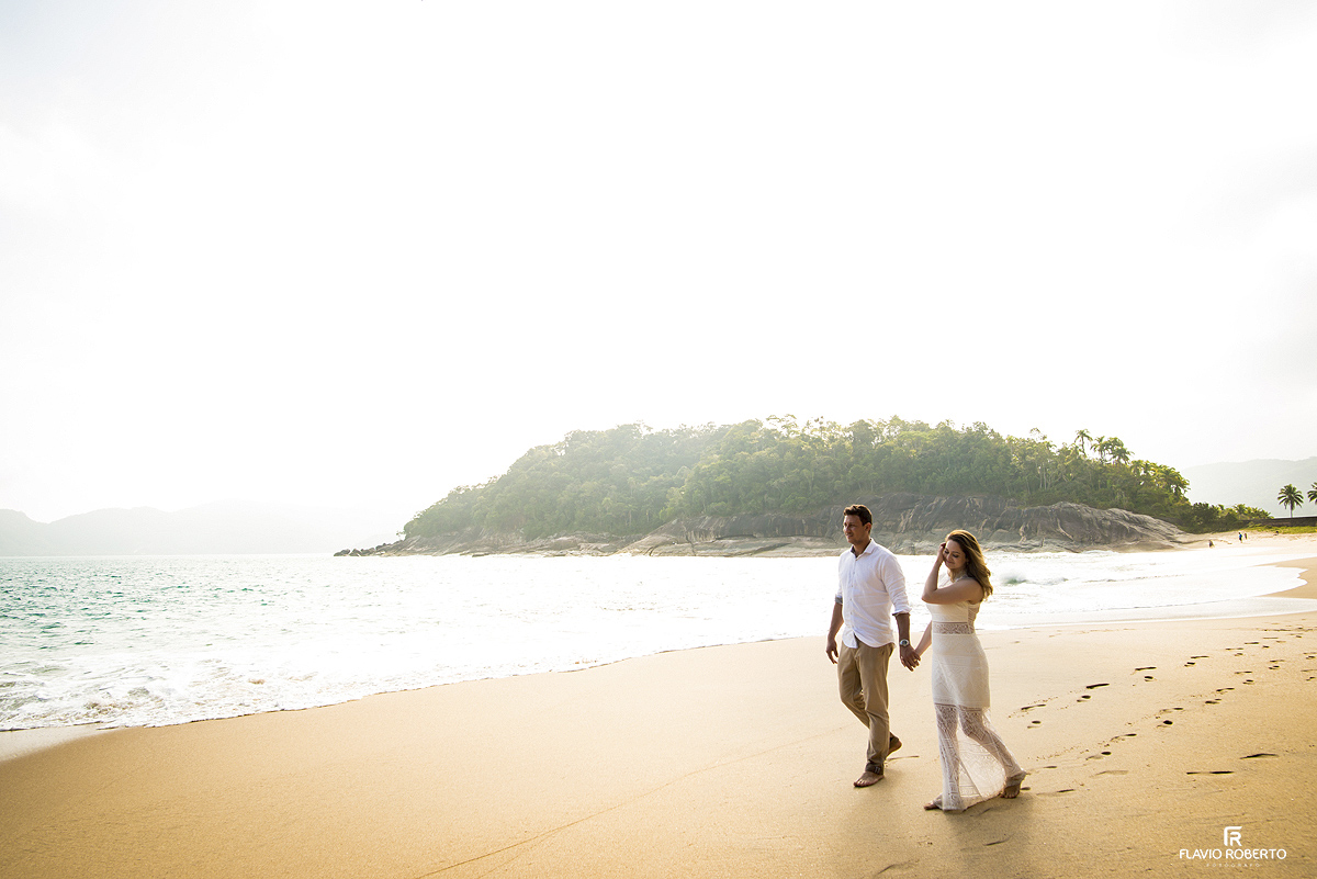 noivos caminhando na praia da sununga durante Ensaio Pre Wedding em Ubatuba
