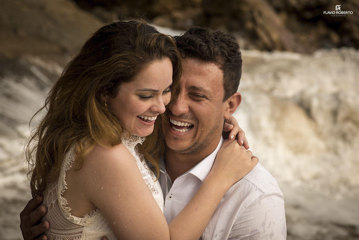 noivos apaixonados se olhando durante Ensaio Pre Wedding em Ubatuba
