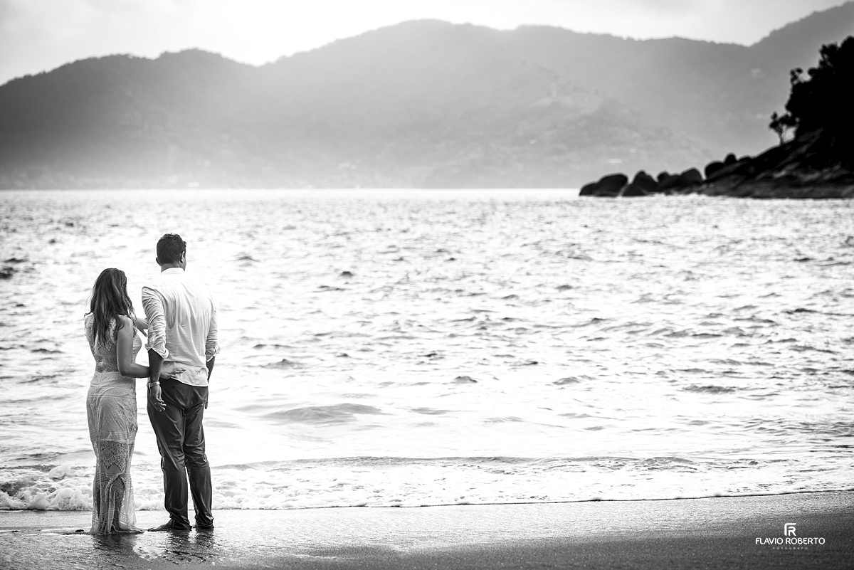 noivos na praia do Sununga durante Ensaio Pre Wedding em Ubatuba