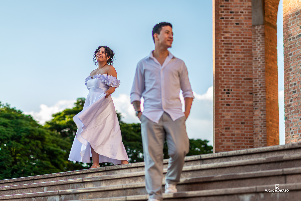 Silhueta de casal em ensaio pré wedding no Santuário de Aparecida com luz de fundo e escadaria