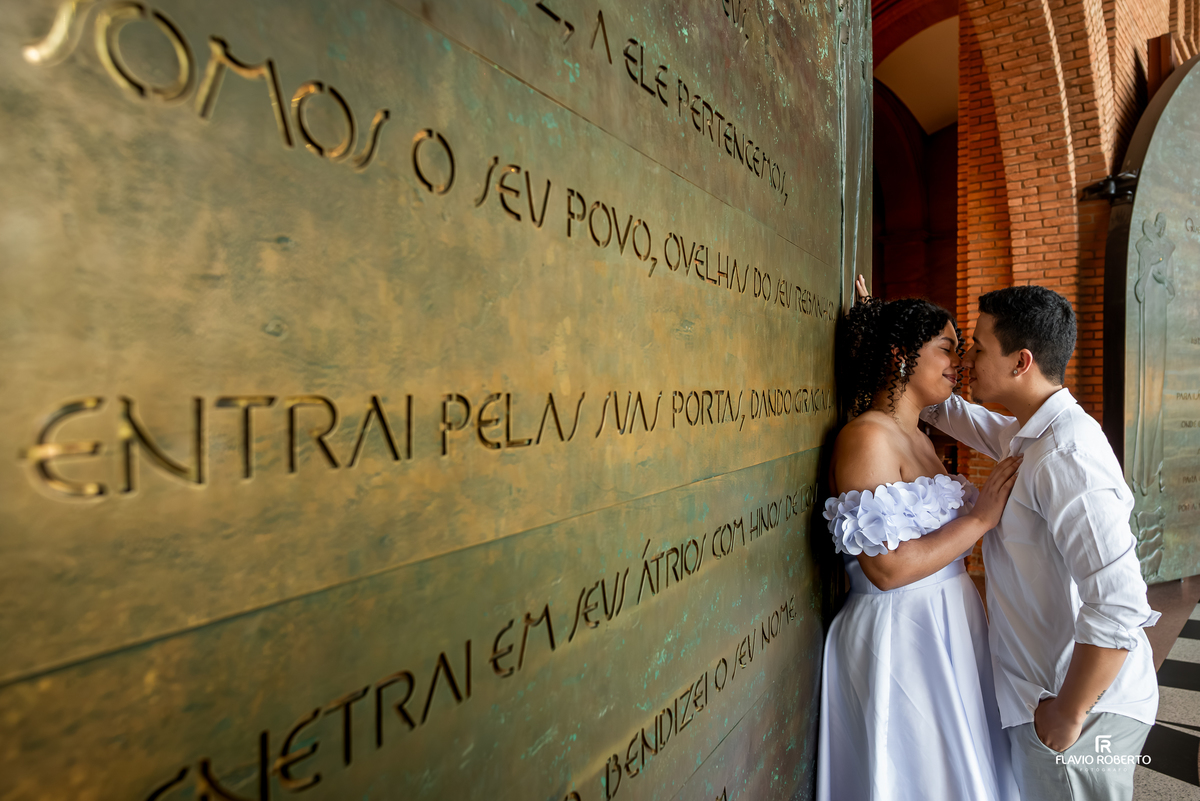 Casal em ensaio pre wedding em frente da Posta Santa no Santuário de Aparecida 