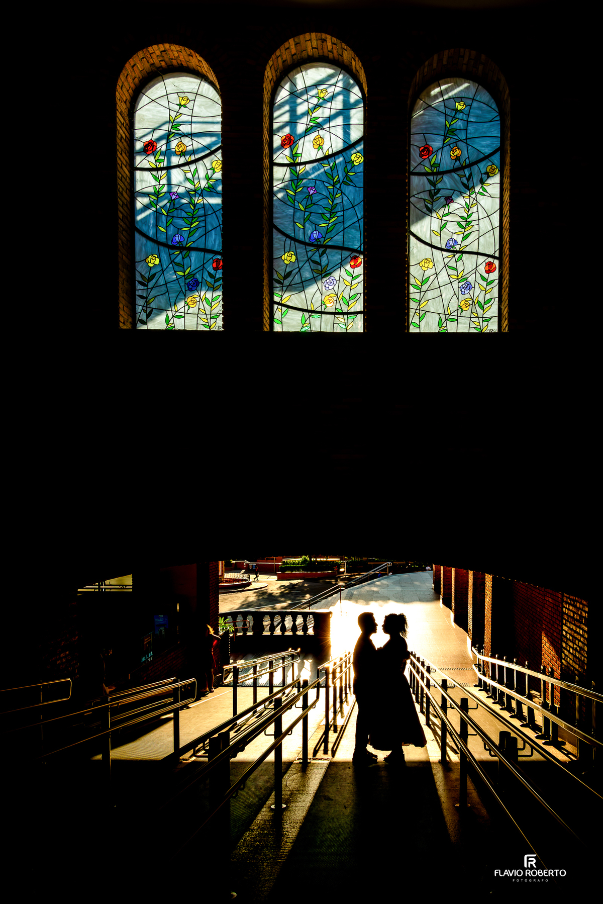 Detalhe de vitral colorido no Santuário Nacional de Aparecida com iluminação natural