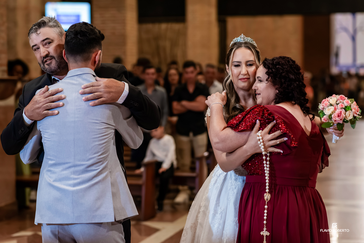 Momento de abraço entre família durante casamento no Santuário Nacional de Aparecida