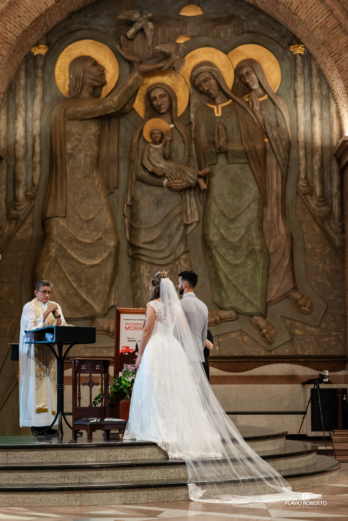 Detalhe da arte sacra no interior do Santuário Nacional de Aparecida durante casamento
