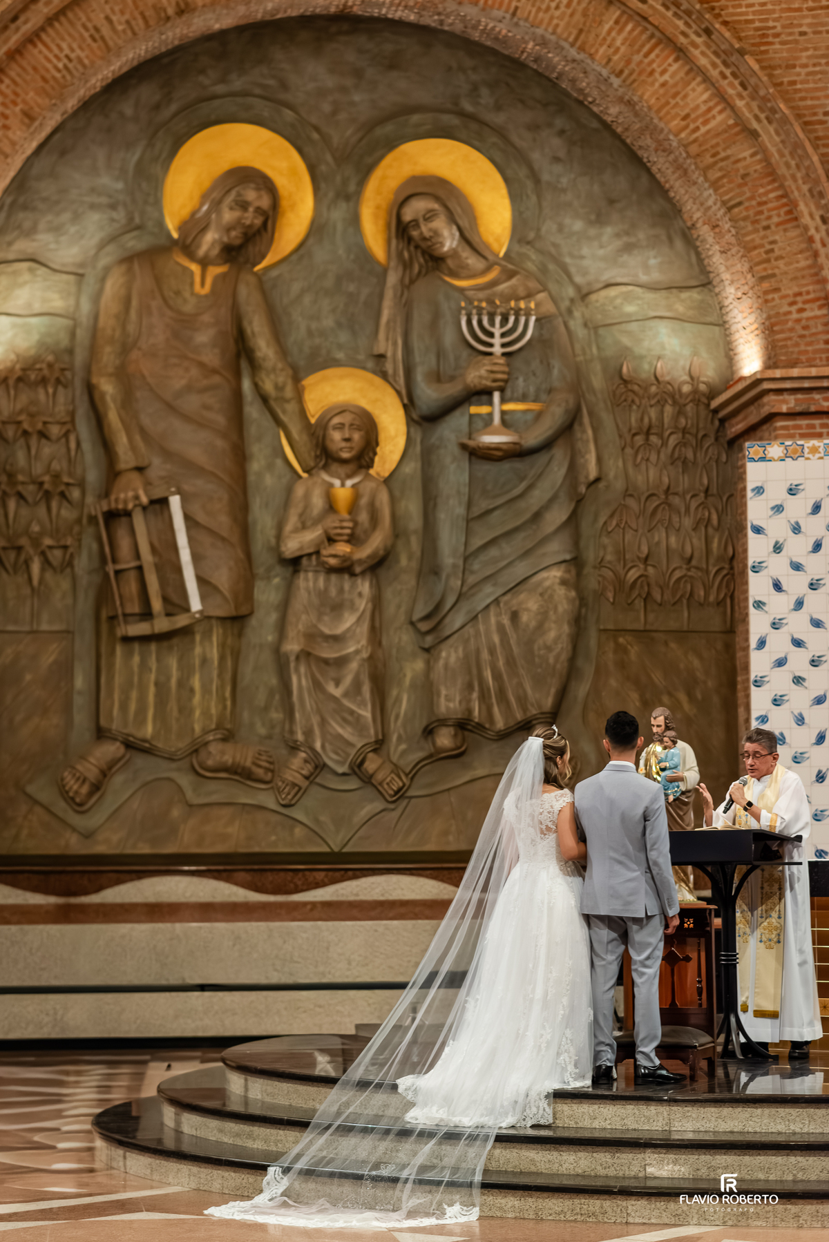 Detalhe da arte sacra no interior do Santuário Nacional de Aparecida durante casamento