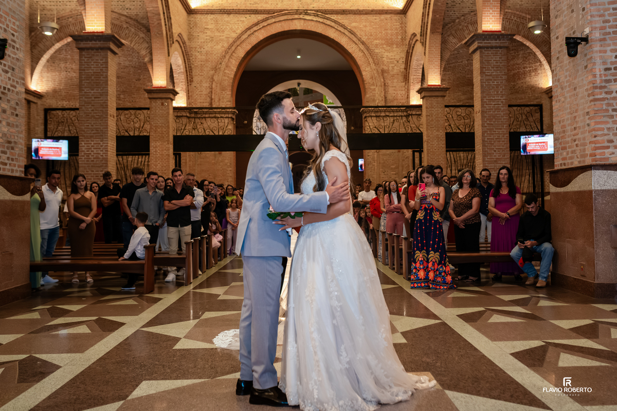 Beijo dos noivos durante cerimônia de casamento no Santuário Nacional de Aparecida