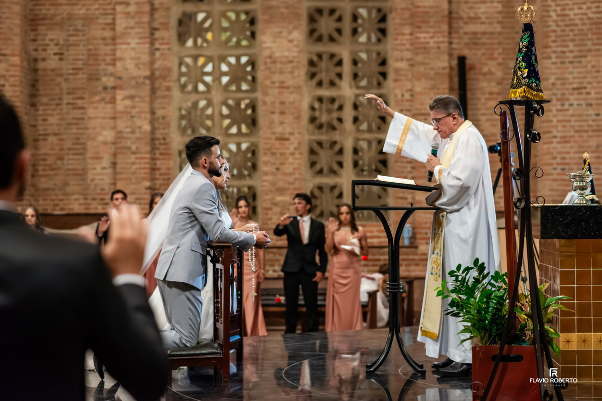 Padre abençoando os noivos durante casamento no Santuário Nacional de Aparecida