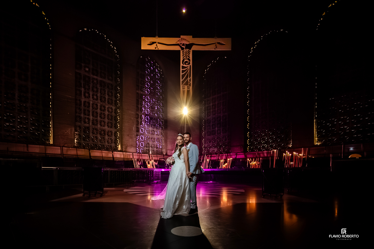 Fotógrafo de casamento no Santuário de Aparecida registra noivos sob cruz iluminada