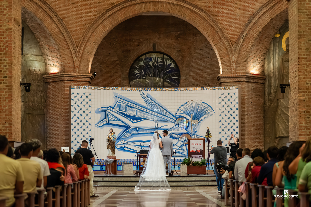 Cerimônia de casamento no Santuário de Aparecida com convidados acompanhando o momento