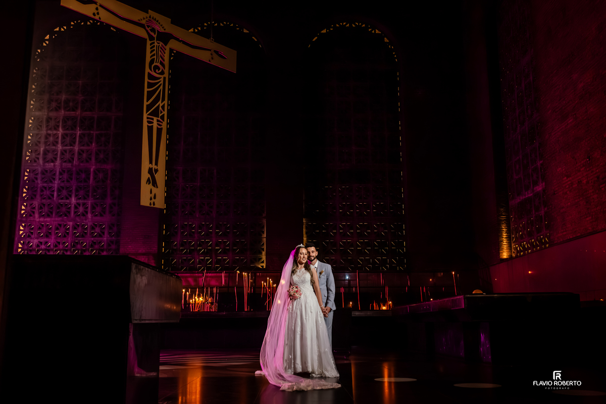 Ensaio artístico dos noivos dentro da igreja do Santuário Nacional de Aparecida com iluminação criativa