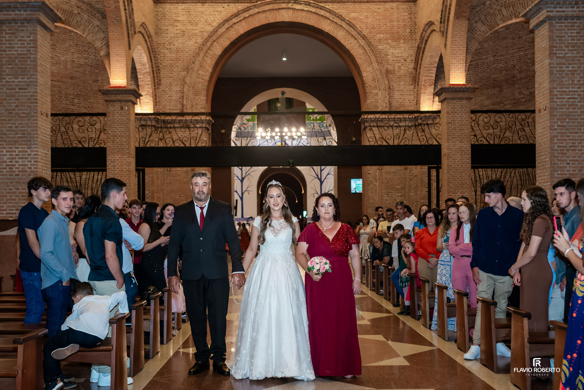 Entrada da noiva com seus pais na igreja durante casamento no Santuário Nacional de Aparecida
