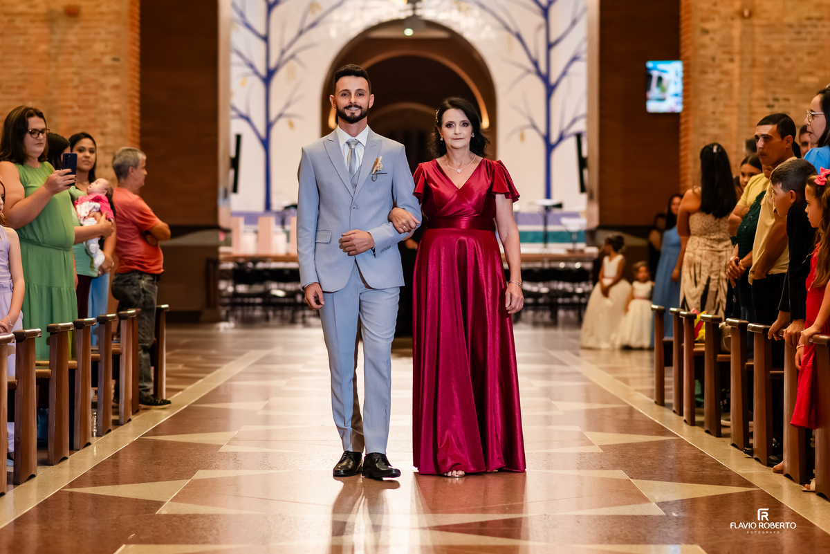 Entrada do noivo com sua mãe na cerimônia de casamento no Santuário Nacional de Aparecida