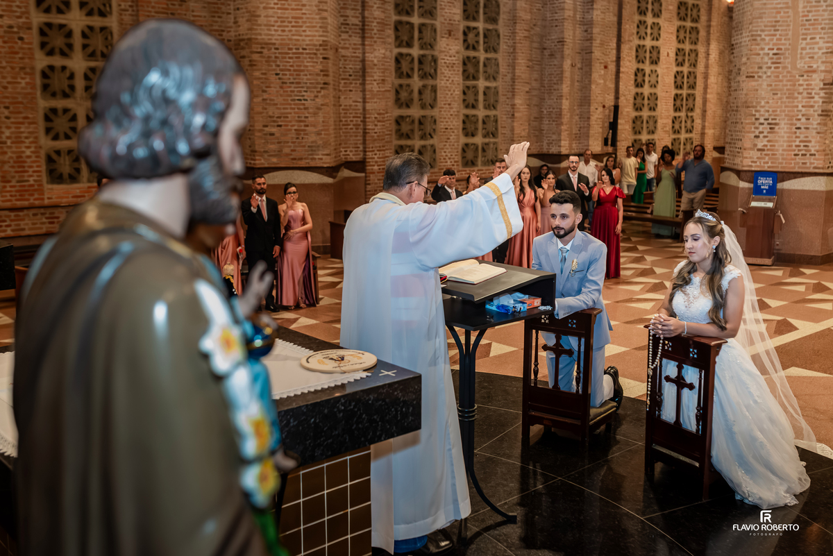 Padre realizando a benção dos noivos durante casamento no Santuário Nacional de Aparecida