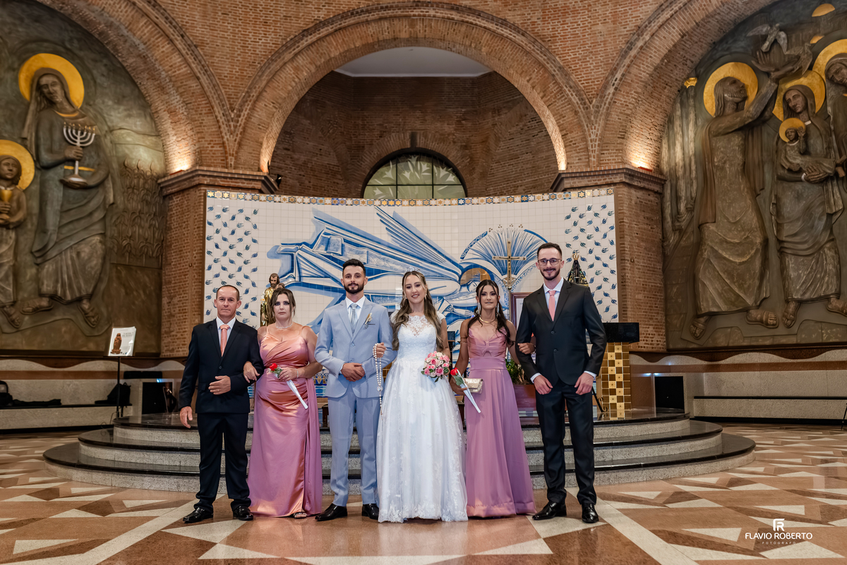 Noivos com padrinhos durante casamento no Santuário Nacional de Aparecida